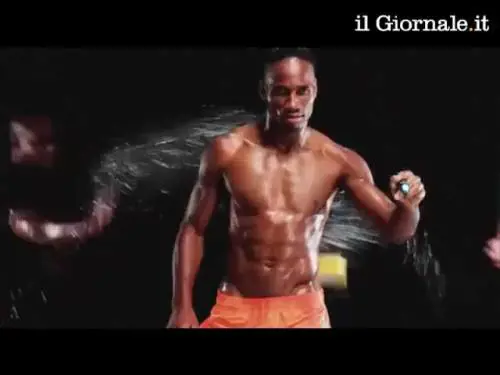 Drogba si mette "a nudo" per beneficenza