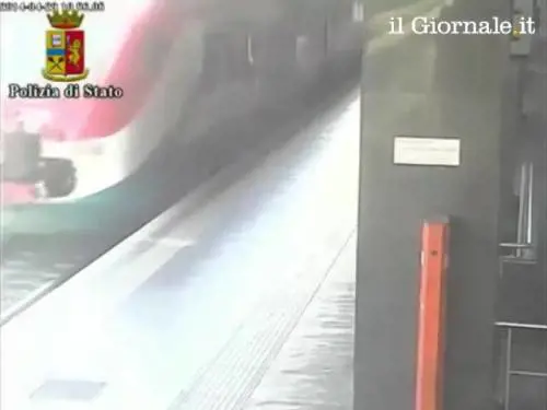 Roma, perde il treno e si aggrappa ai respingenti