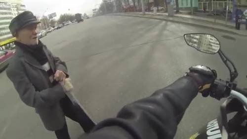 Russia, centauro blocca il traffico per aiutare anziano