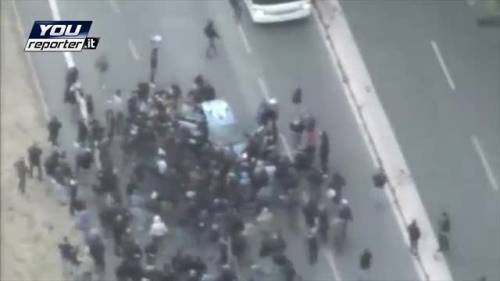 Scontri e spari: il video dall'elicottero della polizia
