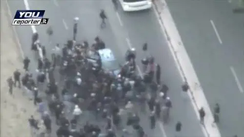 Scontri e spari: il video dall'elicottero della polizia