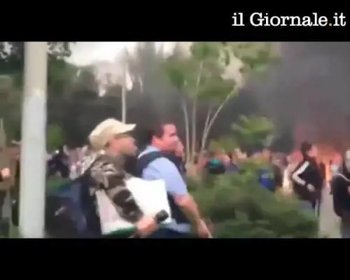 Odessa, gli spari contro il palazzo in fiamme