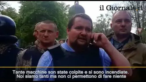 Al telefono: "Sono ferito". Ma dalle immagini non risulta