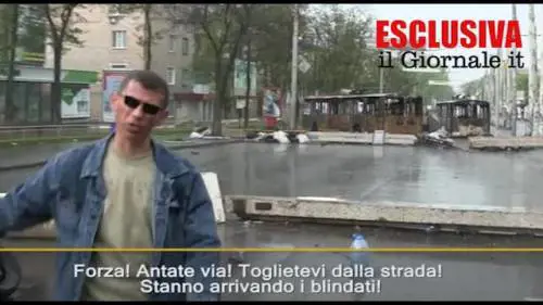 Una vedetta dei filo russi corre verso di noi per farci andare via