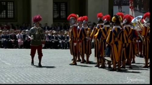 Vaticano, 30 nuove Guardie Svizzere hanno giurato: aria di festa in un clima solenne