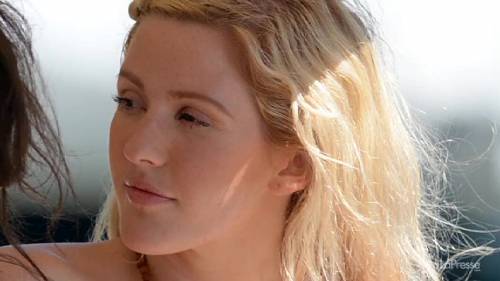 Ellie Goulding sexy in vacanza a Miami: il seno che fa capolino dal costume 