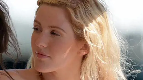 Ellie Goulding sexy in vacanza a Miami: il seno che fa capolino dal costume