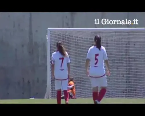 Calcio femminile, golazo da centrocampo