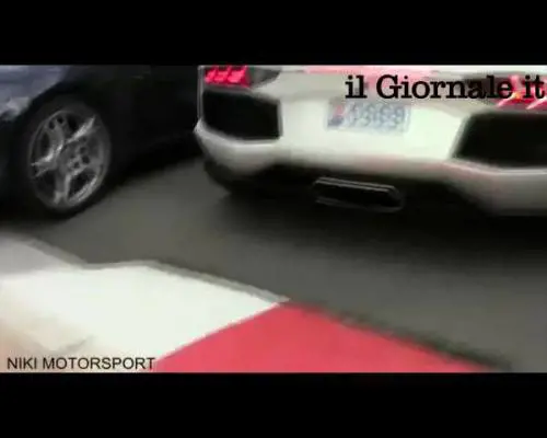 Sbaglia il parcheggio e sfascia Lamborghini da 360mila euro