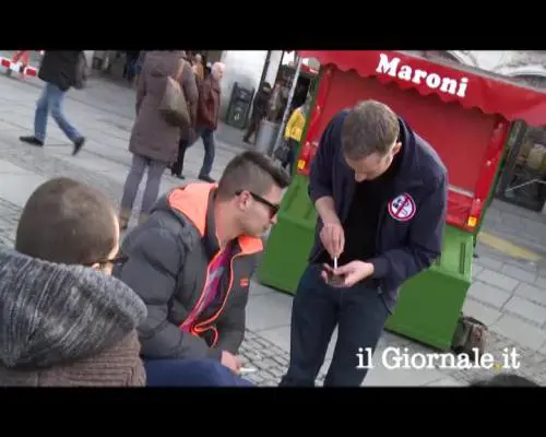 Berlino, giochi di prestigio con lo smartphone
