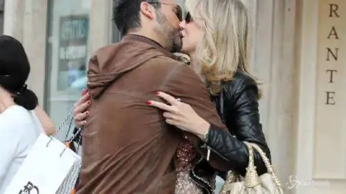 Brigitta Boccoli dopo il nudo su Playboy perdonata dal marito con un bacio focoso