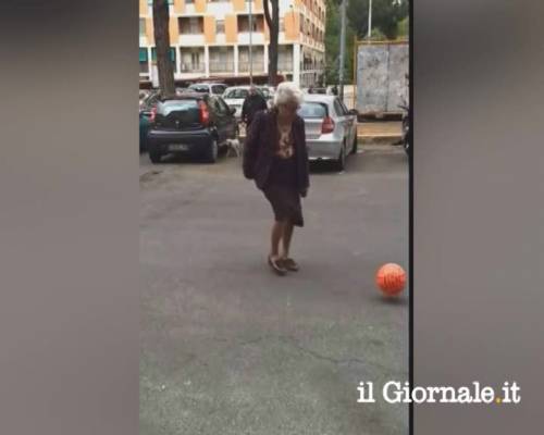 Roma, anziana palleggia per strada