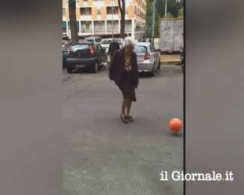Roma, anziana palleggia per strada