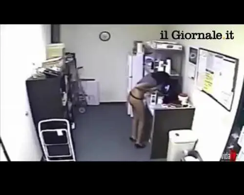 Riempie il bricco dei colleghi col latte materno