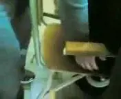 La prof si fa toccare dagli studenti