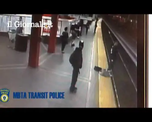 Boston, agente sventa suicidio in metropolitana