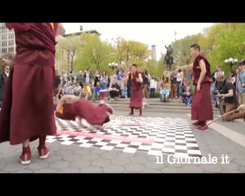 NYC, monaci buddisti ballano per il rapper morto