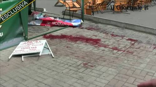 Mariupol, lo striscione inzuppato nella pozza di sangue