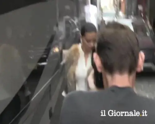 Colpo di testa della top model Adriana Lima