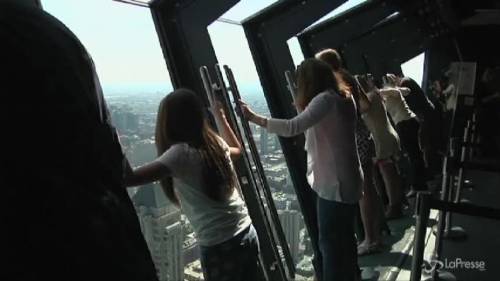 Una finestra ribaltabile per godersi la vista di Chicago da un grattacielo