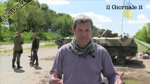 Il posto di blocco delle truppe ucraine all’ingresso della città assediata