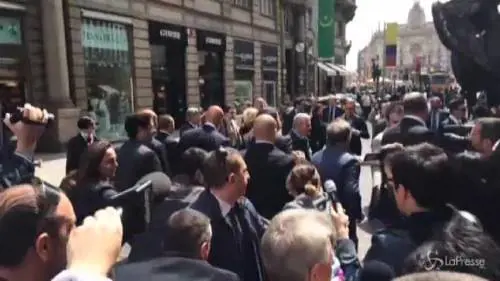 Renzi contestato davanti alla sede di Expo