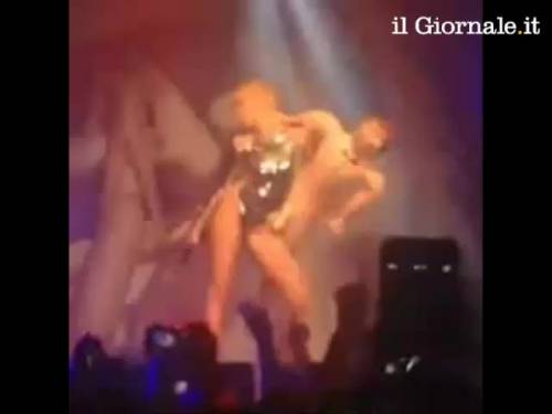 Miley Cyrus simula sesso orale sul palco