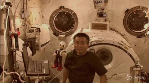 Commovente addio fra un robot e un astronauta nello spazio