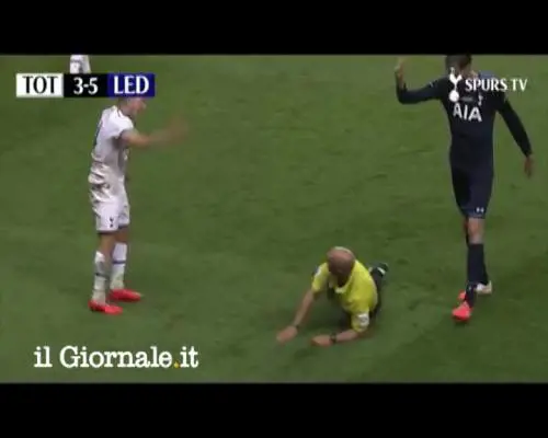 L'arbitro Webb ruba la palla e viene atterrato