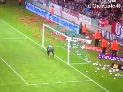 Si sdraia sulla linea e segna di testa