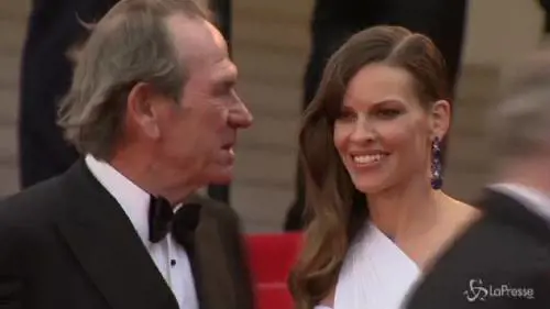 Hilary Swank in bianco Versace