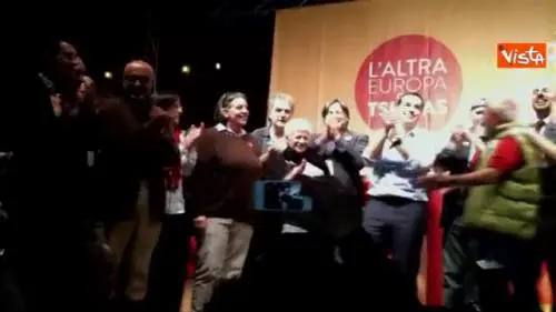 Tsipras canta Bella ciao (e alza il pugno chiuso)