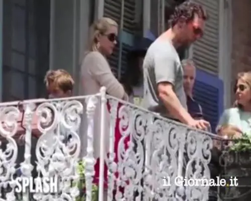 Brad Pitt lancia una birra a Matthew Mcconaughey