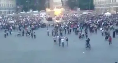 Renzi parla in una piazza piena soltanto a metà