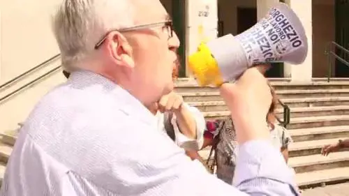 Borghezio aggredito davanti a una scuola romana
