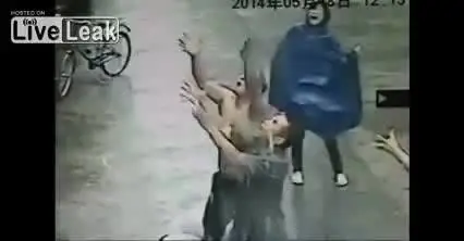 Bimbo cade dal secondo piano: due uomini lo salvano e lo prendono al volo