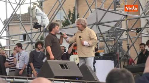 Disoccupato invade il palco di Grillo