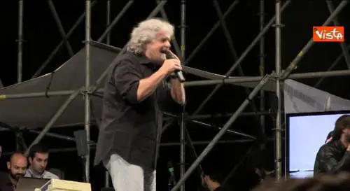 Grillo ai figli del Cav: "Dite a papà che è finita"
