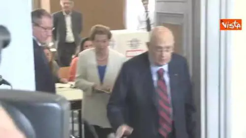 Napolitano al seggio non risponde alle domande