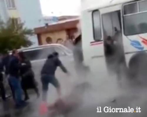 Russia, tubatura esplode sotto ad un autobus
