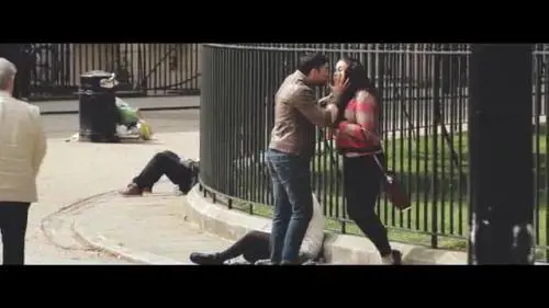 Se è la ragazza ad aggredire il ragazzo nessuno interviene