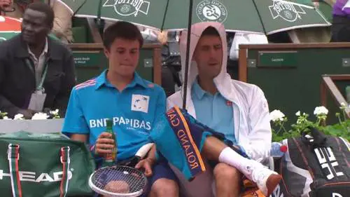 Djokovic-show: regge l'ombrello e offre da bere
