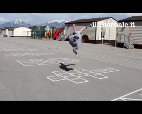 Stunt di strada giocano alla campana acrobatica