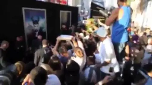 Brad Pitt preso a pugni da uno squilibrato alla prima di Maleficent