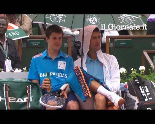 Roland Garros, Djokovich offre da bere al raccattapalle