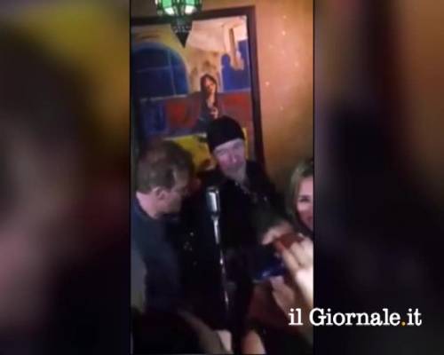 U2, esibizione a sorpresa in un bar messicano