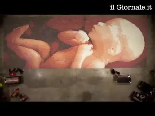 Un disegno fatto con 60000 bicchieri