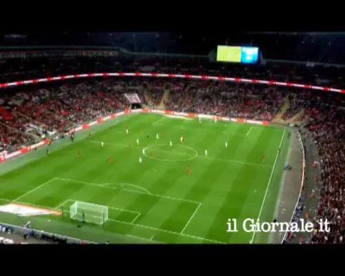 Aeroplanino di carta colpisce un giocatore