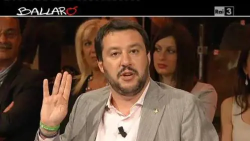 Floris bacchetta Salvini: "O ascolta o scrive su internet"