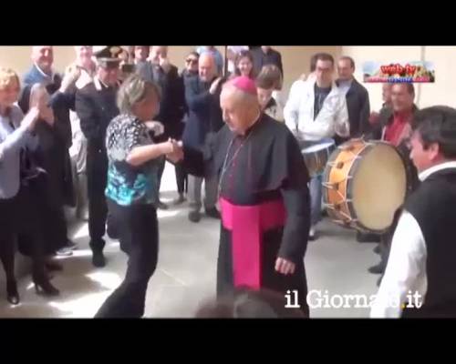 Cosenza, il vescovo balla la tarantella
